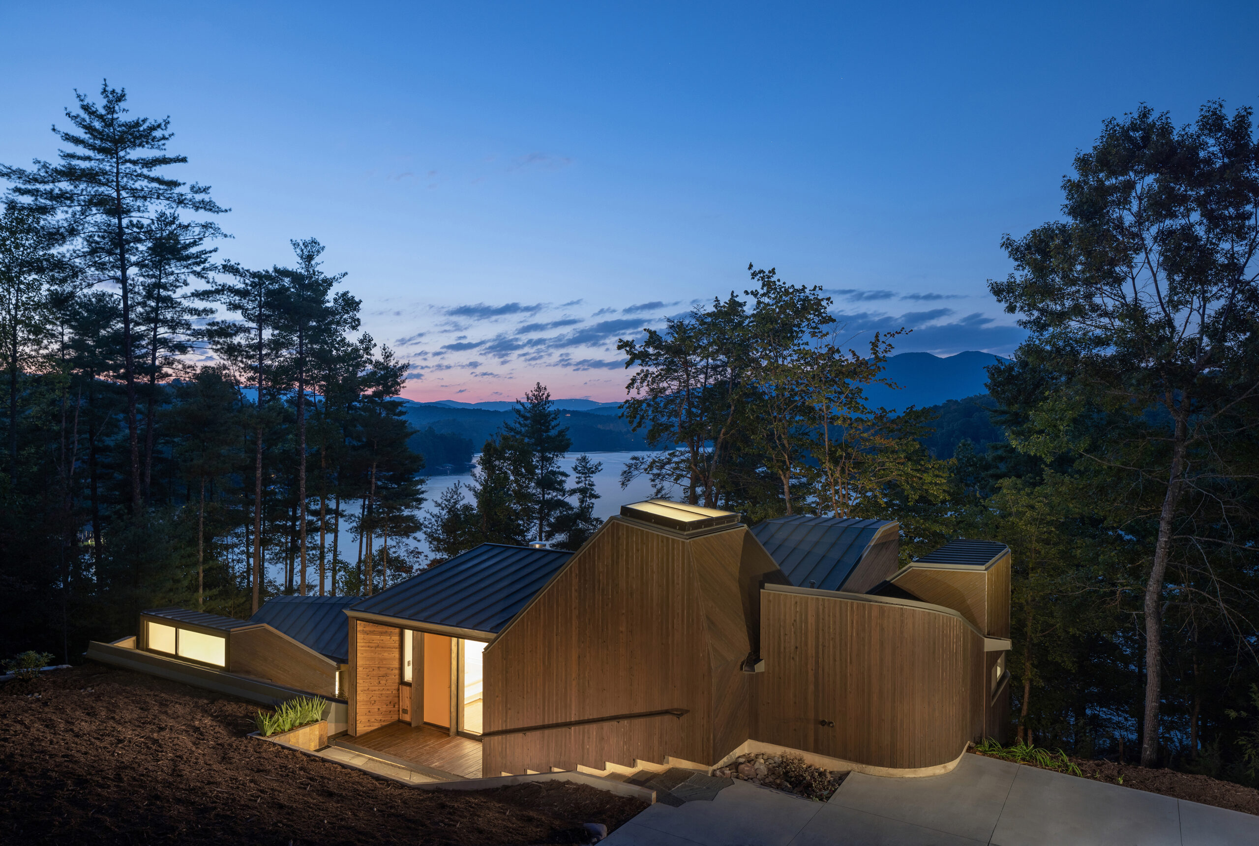 Fuller/Overby redefines the lakeside respite with a courtyard house in cabin country